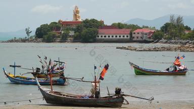 大佛寺庙包围平静水穆斯林钓鱼长尾船海边寒天堂热带异国情调的岛泰国和平共存文化宗教